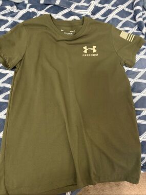 Women’s Small Under Armour 'Freedom' Short Sleeve Tee - only worn once or twice